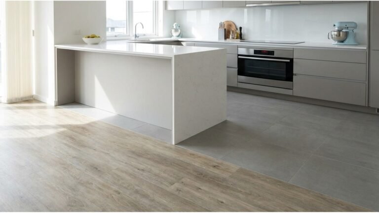 Comparação entre piso vinílico e porcelanato ultrafino em cozinha reformada sem obra